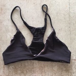 BLACK ACACIA JAWS TOP